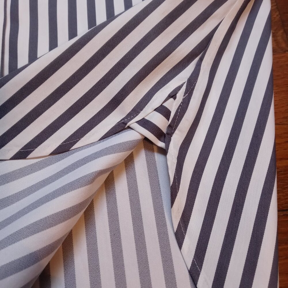 CHICO'S no iron stretch 3/4 sleeve stripe shirt (0/US4) - Picture 8 of 16